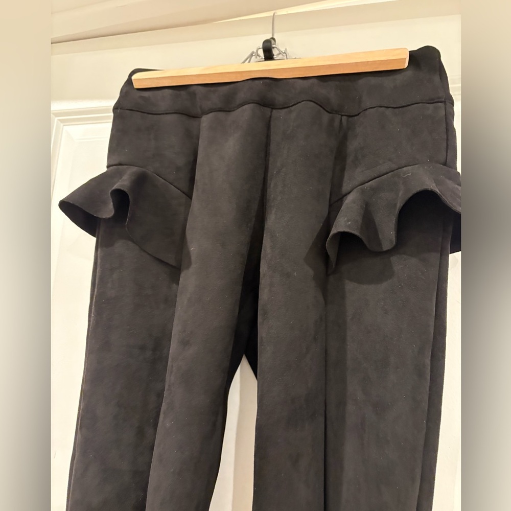 Black suede ruffle pant never worn size small